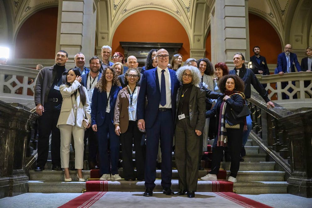 L'elezione del nuovo membro del Consiglio federale del 12 marzo 2025. Il neoeletto Consigliere federale Martin Pfister gioisce con la moglie Cacilda, la famiglia e gli ospiti dopo la sua elezione in Consiglio federale.