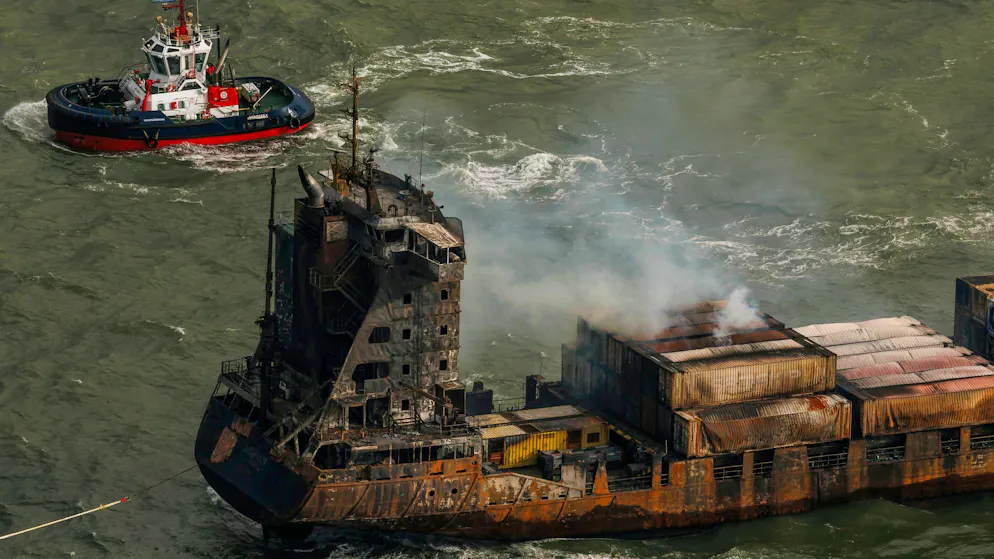 Nach Schiffsunglück in Nordsee: Kapitän festgenommen - Gallery. Rauch auf dem Frachtschiff «Solong». 