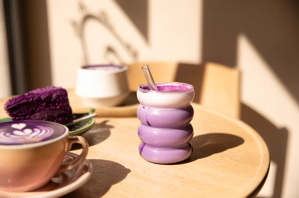 Schmeckt vanillig-nussig»: Die Ubewurzel färbt Kaffee lila – wie gesund ist  der Food-Trend? | blue News