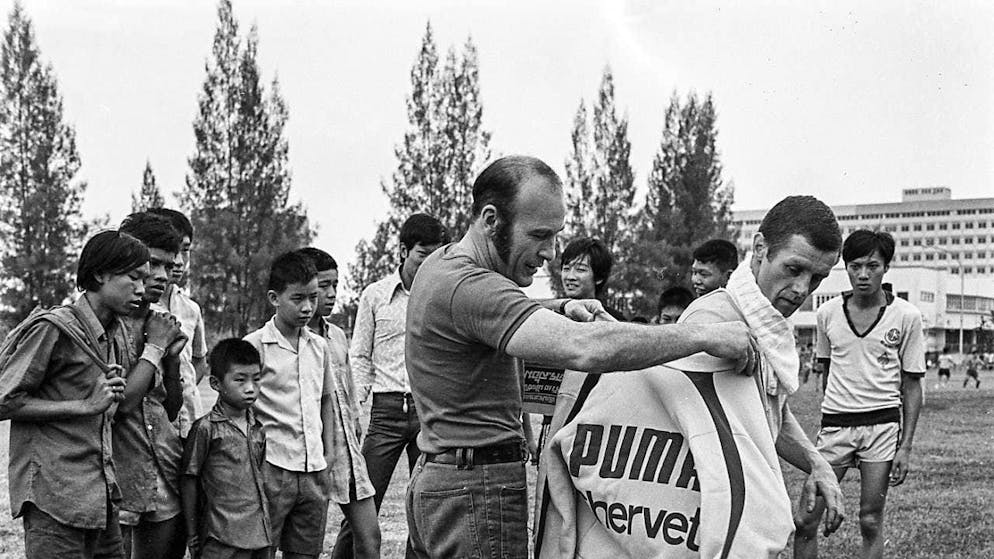 Charly Bühler (left) and Fritz Chervet in Bangkok in 1973 preparing for the world championship fight against Chartchai Chionoi
