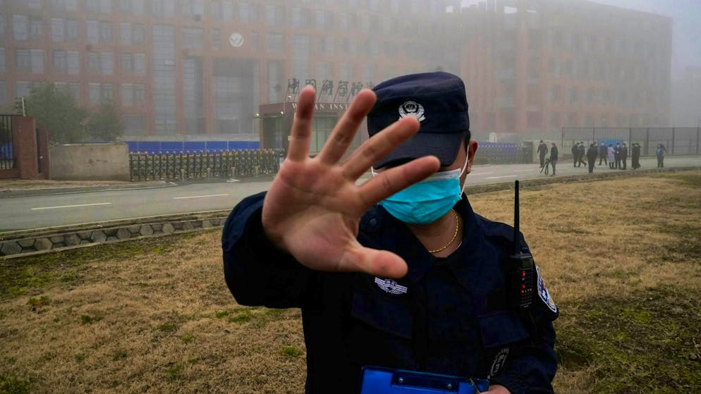 A security employee tries to prevent journalists from taking photos outside the Institute of Virology in Wuhan in February 2021: China has always rejected the hypothesis that the coronavirus could have escaped from the laboratory.