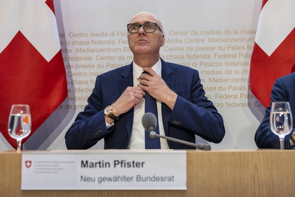 L'elezione del nuovo membro del Consiglio federale del 12 marzo 2025. Il neoeletto Consigliere federale Martin Pfister si aggiusta la cravatta prima dell'inizio della tradizionale conferenza stampa dopo la sua elezione al Consiglio federale, mercoledì 12 marzo 2025 a Berna.