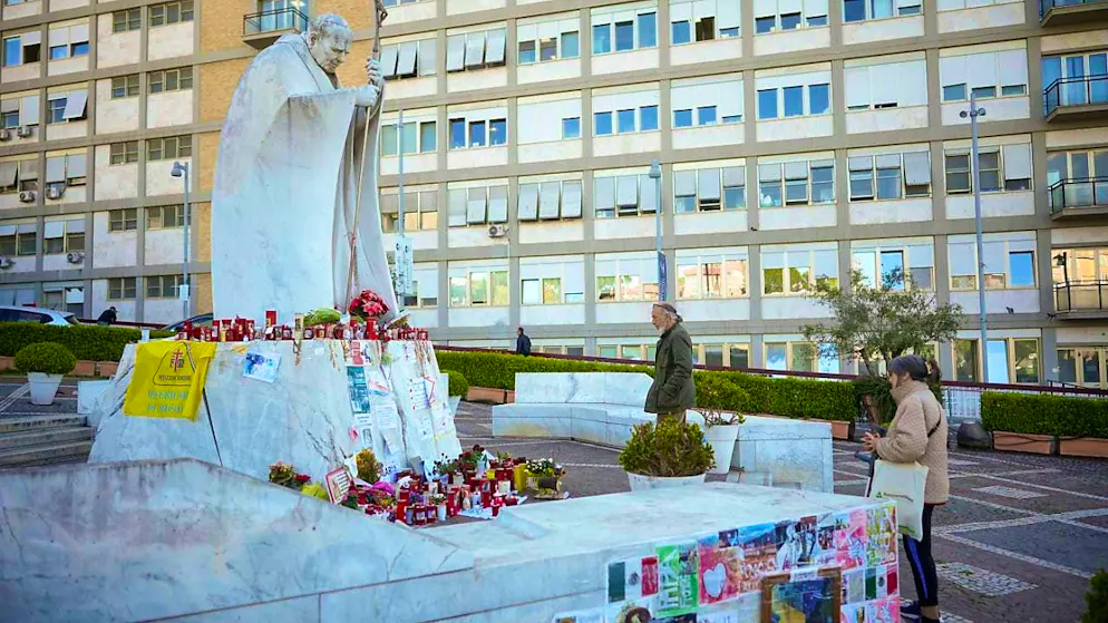 People pray for Pope Francis in front of the Agostino Gemelli polyclinic. The Pope has been in the hospital since February 14. Photo: Andrew Medichini/AP/dpa