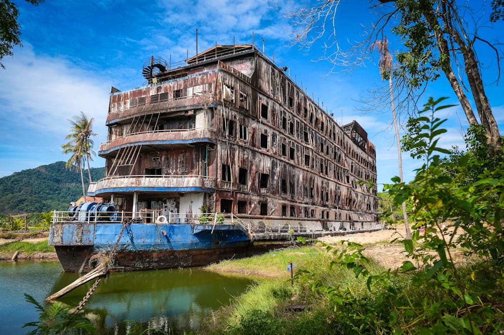 Ein ehemaliges Kreuzfahrtschiff wurde auf der thailändischen Insel Koh Chang zu einem Hotel umfunktioniert. Heute ist es verlassen, brannte Ende des vergangenen Jahres komplett aus. 