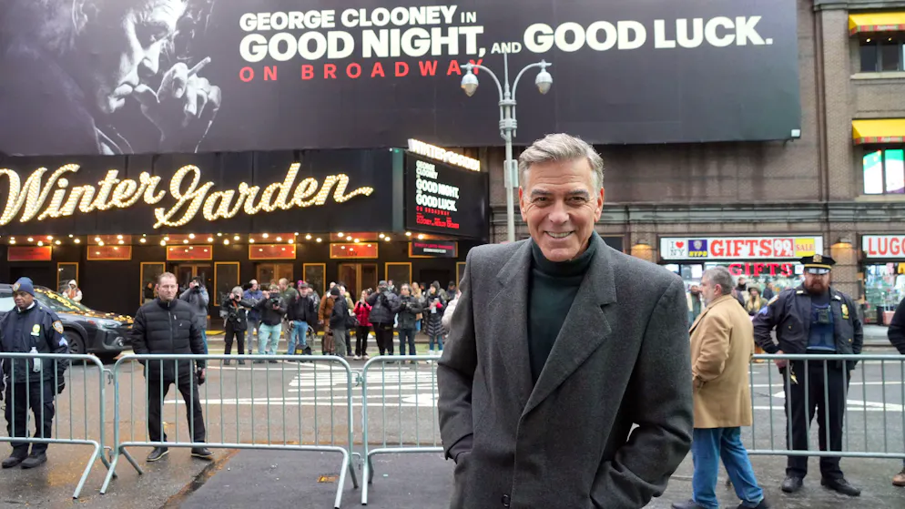 Ecco perché. George Clooney dice addio al look brizzolato e si tinge di castano