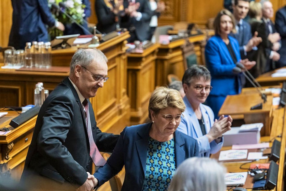 L'elezione del nuovo membro del Consiglio federale del 12 marzo 2025. L'ormai ex collega Guy Parmelin stringe la mano a Viola Amherd dopo il discorso d'addio alla politica federale.