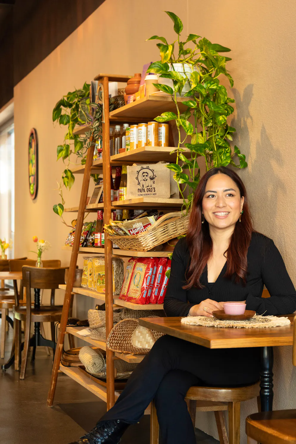 Anja Guevarra ist im Papa Oro's mehr hinter den Kulissen tätigt und kümmert sich unter anderem um Administratives. 