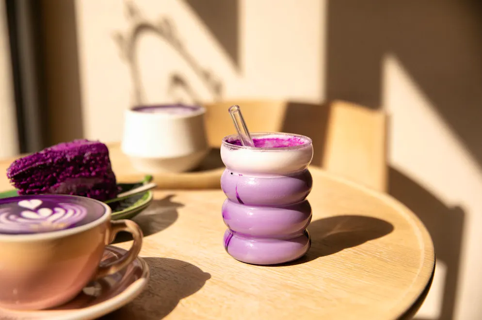 Ube root at Papa Oro's. Papa Oro's now has four locations in the canton of Aargau and serves the ube root, which is typical of Filipino cuisine and colors coffee and cakes purple.