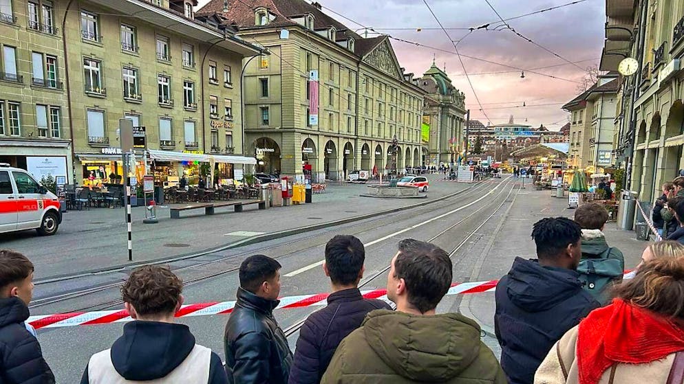 Police operation in Bern ends after several hours - Gallery. Onlookers near Kornhausplatz.