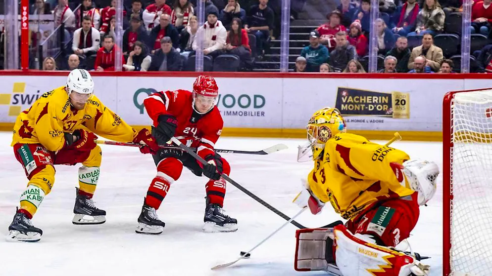 Dominik Kahun (in red) decides the first playoff game between Lausanne and the SCL Tigers