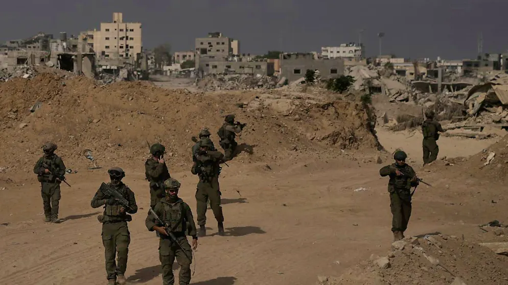 ARCHIV - Israelische Soldaten nehmen während einer Bodenoperation im südlichen Gazastreifen Stellung ein. Foto: Leo Correa/AP/dpa