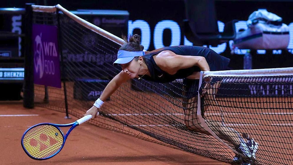 Watch out for slippery surfaces! The match in Poland will be played on an indoor clay court, which is only used in Stuttgart on the tour. The picture shows Belinda Bencic stumbling into the net in Stuttgart