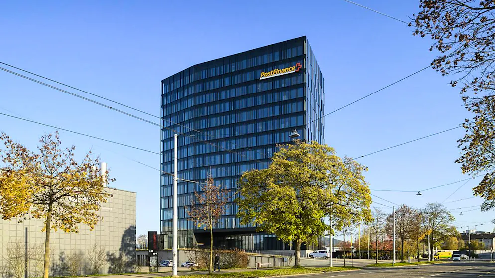 Die Postfinance hat im vergangenen Jahr weniger Betriebsgewinn erwirtschaftet. Grund dafür waren in erster Linie die sinkenden Zinsen.(Archivbild)