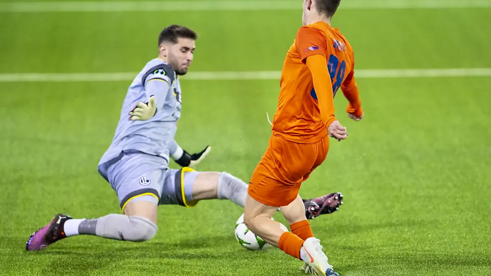 Luganos Goalie Amir Saipi muss sich von Celjes Tamar Svetlin bezwingen lassen