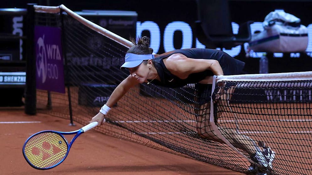 Achtung Rutschgefahr! Gespielt wird in Polen auf einem Hallen-Sandplatz, wie er auf der Tour nur in Stuttgart eingesetzt wird. Auf dem Bild stolpert Belinda Bencic ins Stuttgarter Netz
