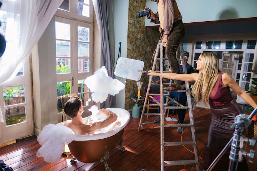 «GNTM»: Drama in Folge 8. Mini-Schaumparty: Heidi Klum spielt beim Nackt-Shooting Schneekönigin.