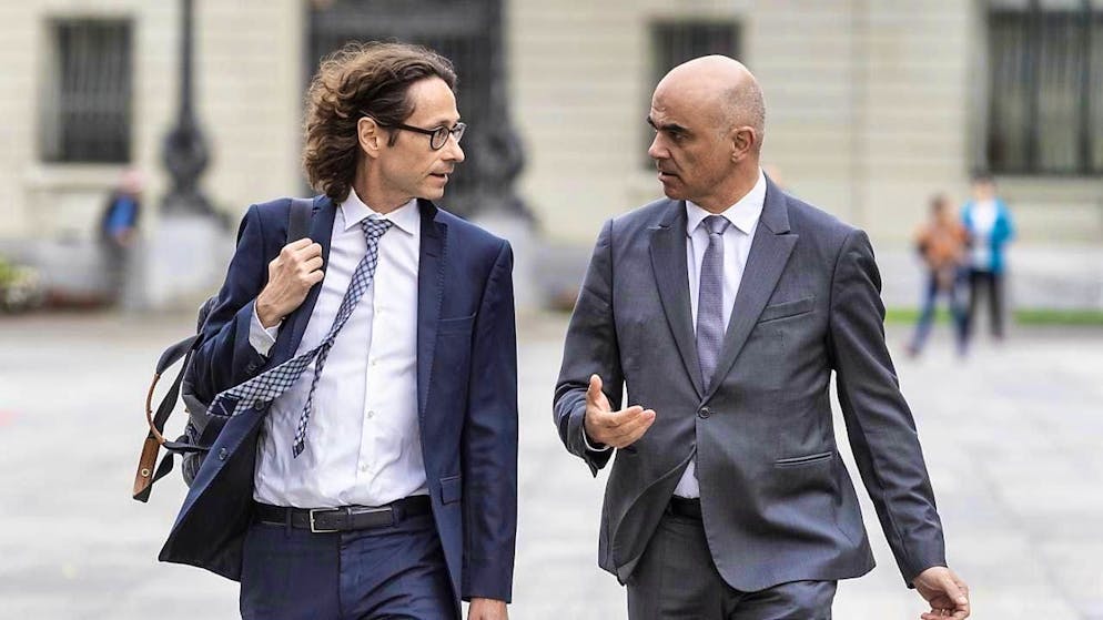 The Office of the Attorney General of Switzerland has discontinued the proceedings against Peter Lauener (left), the former head of communications for former Federal Councillor Alain Berset (right).