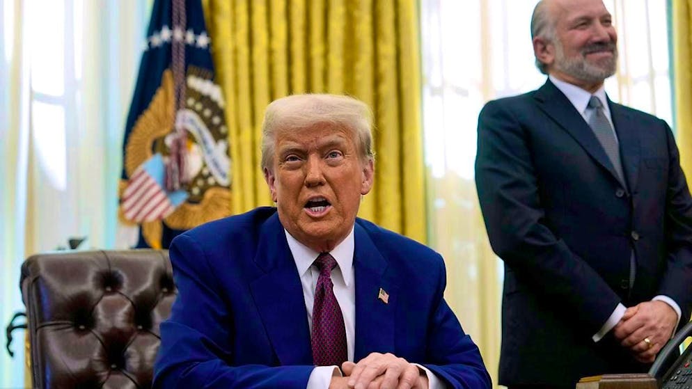 ARCHIVE - US President Donald Trump (l.) speaks in the Oval Office. Photo: Ben Curtis/AP/dpa
