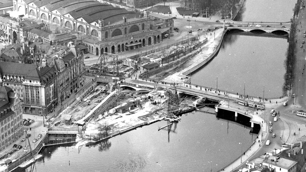 Die Anfänge der Zürcher Papierfabrik an der Sihl – an der Limmat. 1952: Die Baustelle des Globus-Provisorium und von der Unterführung am Bahnhofquai.