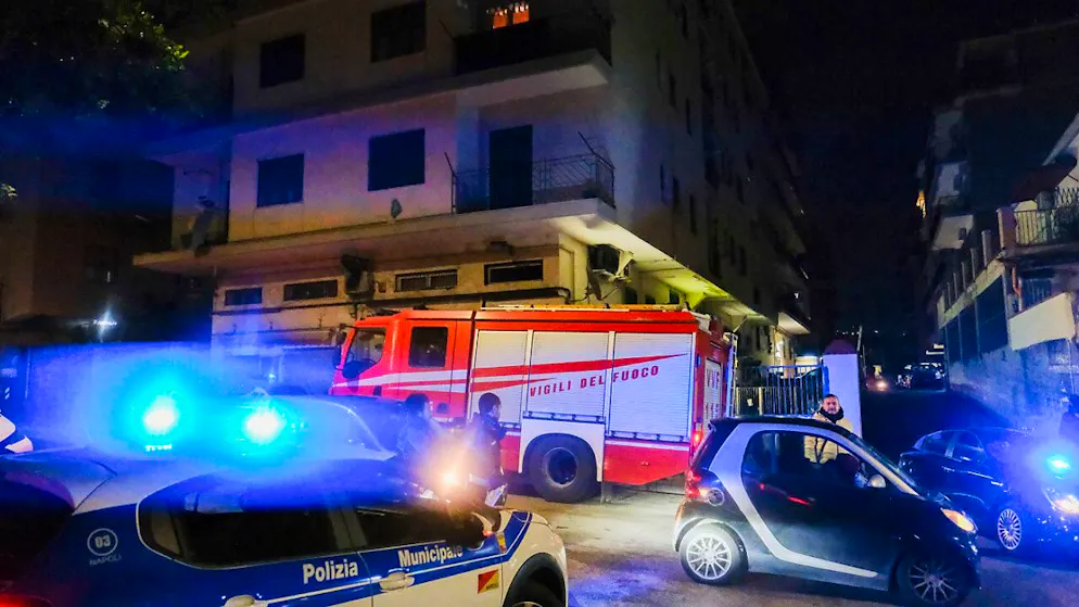dpatopbilder - Feuerwehr und Polizei treffen am Einsatzort nach einem Erdbeben ein. Foto: Antonio Balasco/LPS via ZUMA Press Wire/dpa