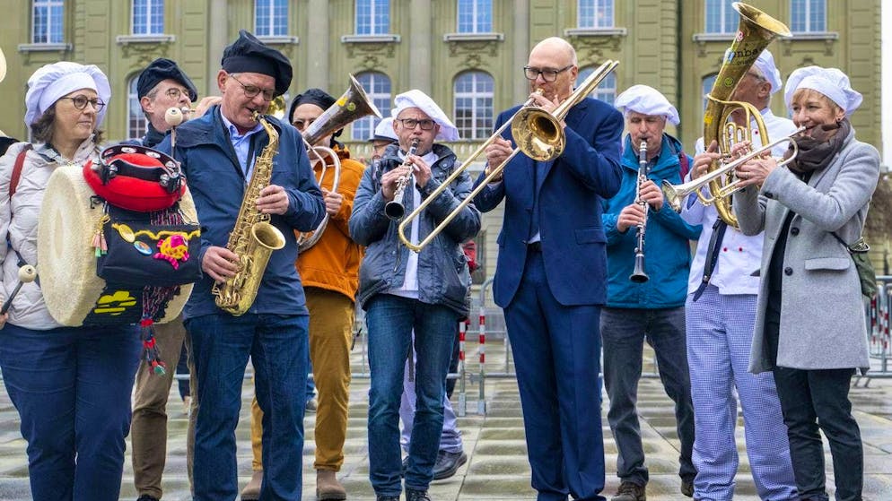 As a Federal Councillor, Martin Pfister should not reveal secrets. The situation is different, of course, when he plays the relevant instrument with his Guggenmusik.