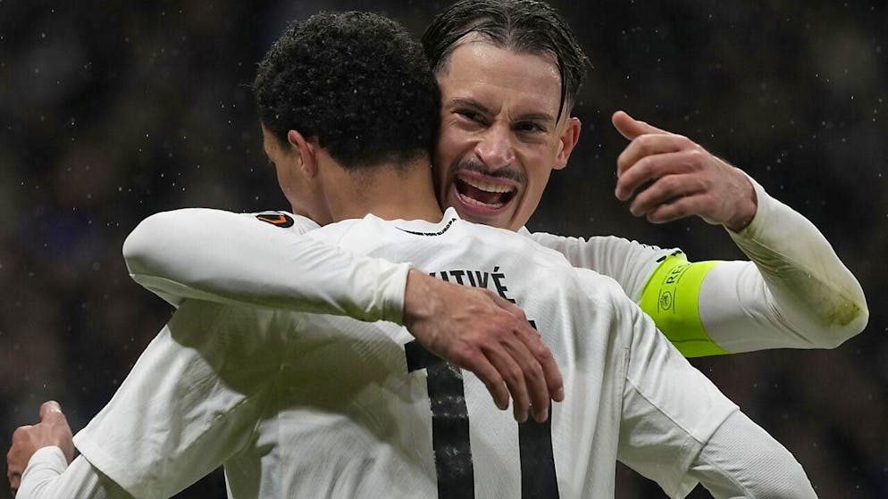 Die Frankfurter Hugo Ekitiké und Robin Koch feiern das Weiterkommen im Duell mit Ajax Amsterdam