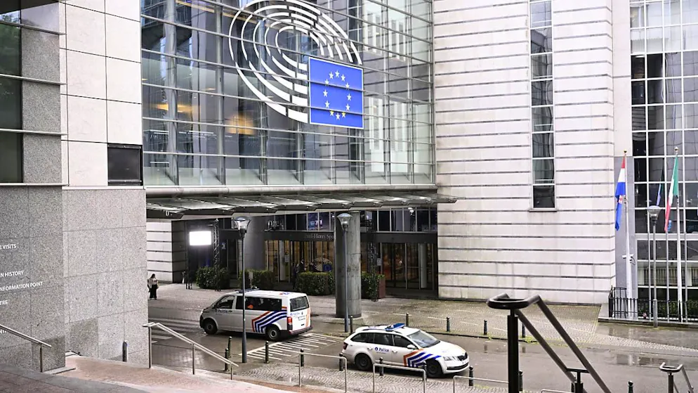 ARCHIV - Polizeiautos stehen vor dem Europäischen Parlament (Archivbild). Foto: Laurie Dieffembacq/Belga/dpa