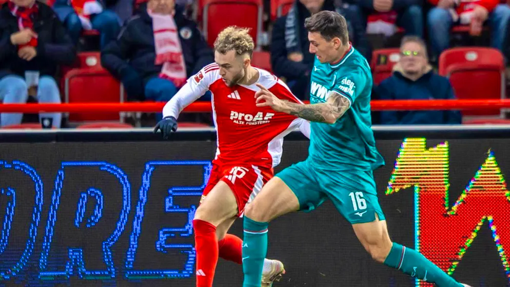 Cédric Zesiger is performing strongly at FC Augsburg and has yet to concede a goal after seven games