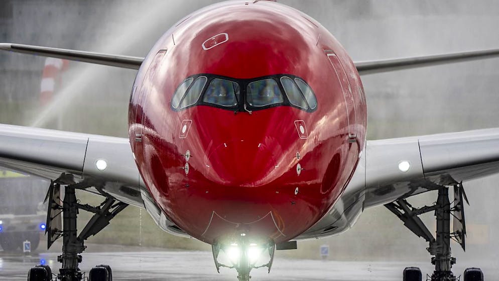 Der Airbus-A350 mit dem Namen "Piz Bernina" bekommt eine Wassertaufe von der Feuerwehr, es ist die erste Airbus-A350-Maschine mit Schweizer Registrierung am Flughafen Zürich. (Archivbild)