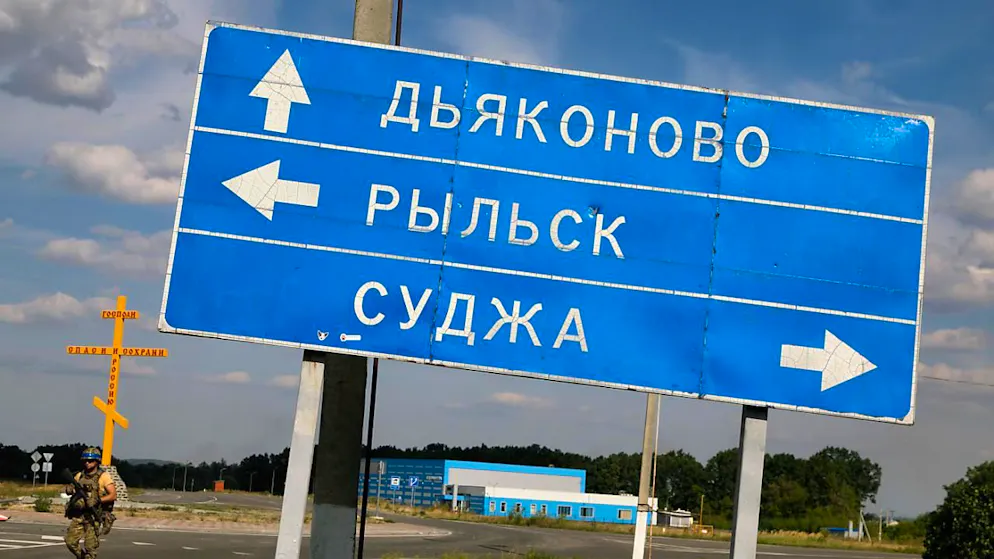ARCHIV - Ein schiefes Straßenschild mit den Richtungshinweisen der Orte Djakanowo (von oben nach unten), Rylsk und Sudscha steht am Stadtrand. Foto: ---/Ukrinform/dpa