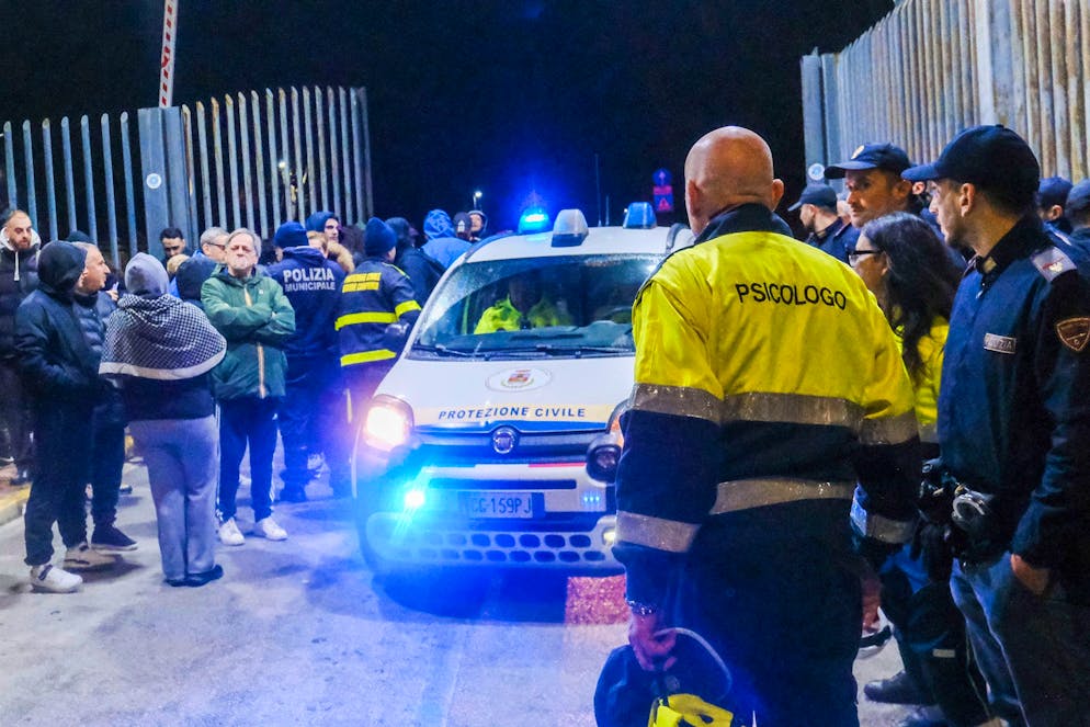 Erdbeben der Stärke 4,4 unweit von Supervulkan bei Neapel - Gallery. Erneut bebt die Erde in den Phlegräischen Feldern. Menschen laufen verängstigt auf die Straße.