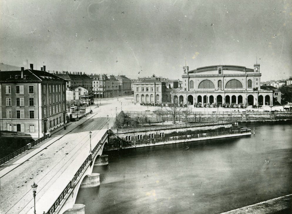 Die Anfänge der Zürcher Papierfabrik an der Sihl – an der Limmat. 1880: Die Zeit der Papierproduktion auf der Papierwerd endet acht Jahre nach Entstehung dieses Fotos. Die Bahnhofsbrücke verbindet nun Central und Hauptbahnhof.