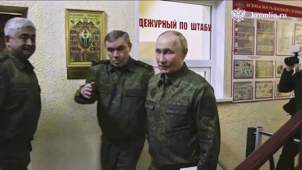 Kreml-Chef Wladimir Putin (rechts) bei einem Überraschungsbesuch einer Kommandostelle im Gebiet Kursk am Mittwoch. An seiner Seite: Generalstabschef Waleri Gerassimow.