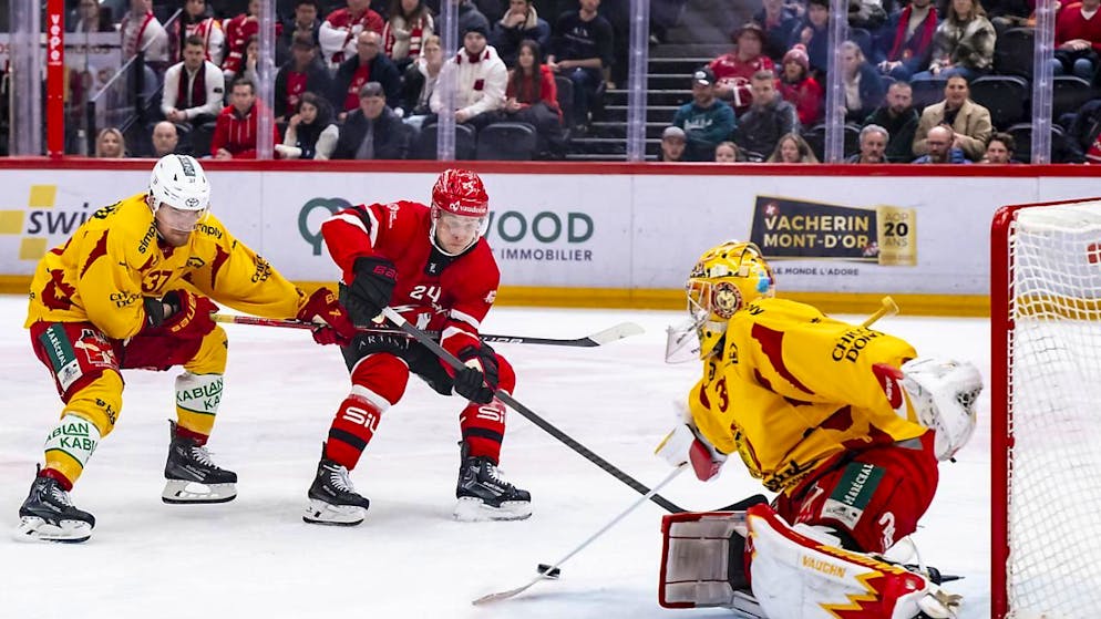 Dominik Kahun (in Rot) entscheidet das erste Playoff-Spiel zwischen Lausanne und den SCL Tigers