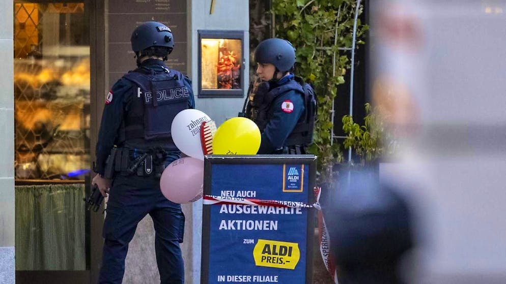 Police operation in Bern ends after several hours - Gallery. Police officers on the cordoned-off Kornhausplatz in Bern.