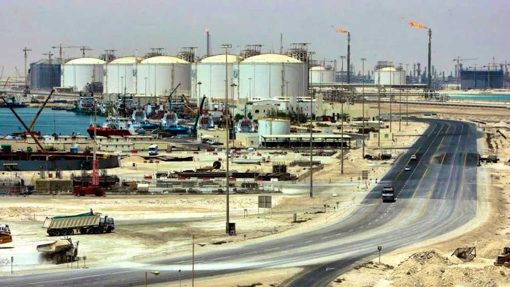 ARCHIVE - A view over a small part of the extensive gas facilities at Ras Laffan near Doha, Qatar (archive photo). Photo: Tim Brakemeier/dpa - ATTENTION: This photo has already been broadcast by dpa