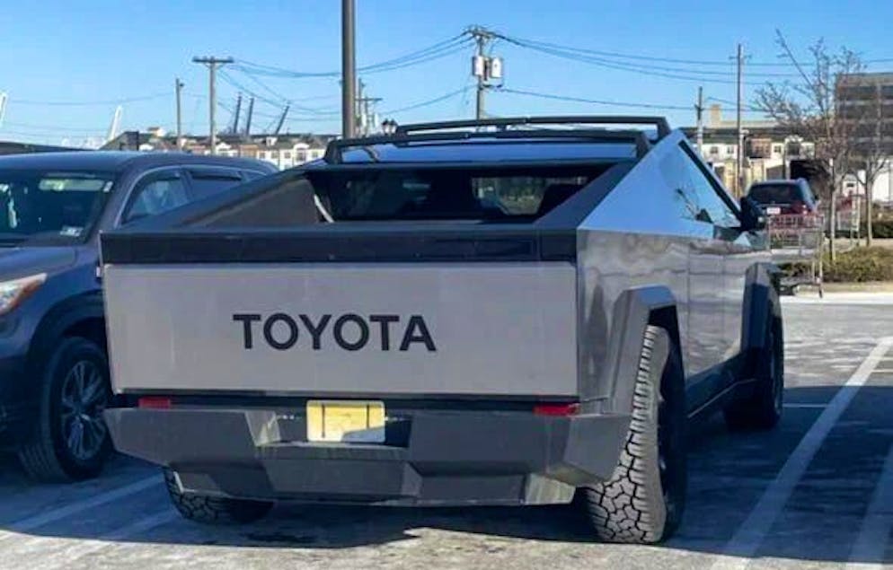 Tesla-Besitzer tarnen ihre Autos. Ein eher kläglicher Versuch, den Cybertruck als Toyota zu tarnen.