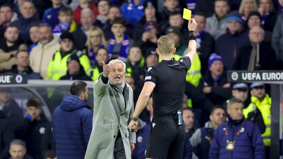 Fenerbahçe -Coach José Mourinho bekommt von Schiri Espen Eskas die Gelbe Karte. 