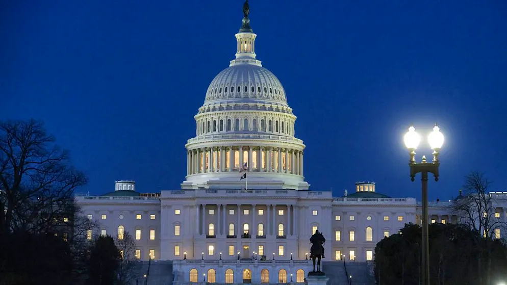 ARCHIV - Das US-Kapitol ist in der Abenddämmerung in Washington beleuchtet. Foto: Rod Lamkey/AP/dpa