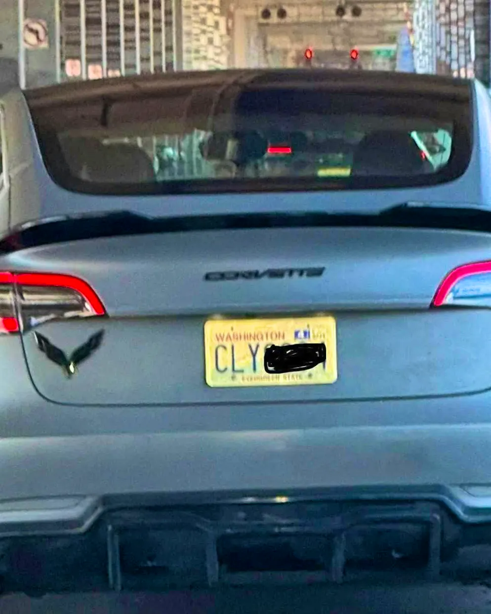 Tesla owners camouflage their cars. Not convincing: this "Corvette" from the state of Washington.