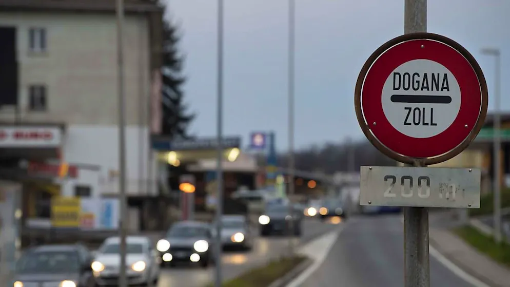 Im Tessin ist ein Mann mit 19 illegal über die Grenze gebrachten Motorrollern gestoppt worden. (Symbolbild)
