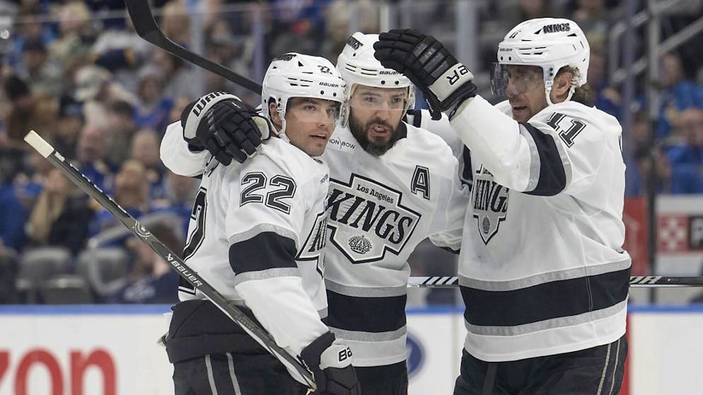 Kevin Fiala (links) ist am Sieg der Kings gegen die Capitals hauptbeteiligt