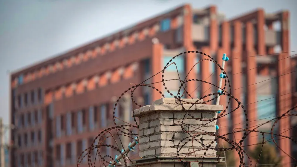 Barbed wire around the Institute of Virology in the Chinese city of Wuhan. The Federal Intelligence Service considers it likely that an accident in the laboratory was the cause of the global coronavirus pandemic. (archive image)