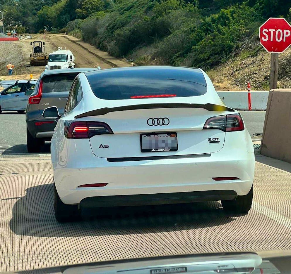Tesla-Besitzer tarnen ihre Autos. Ein Tesla in Kalifornien getarnt als Audi: Elon Musks Automarke hat wegen des Firmenchefs ein Image-Problem.