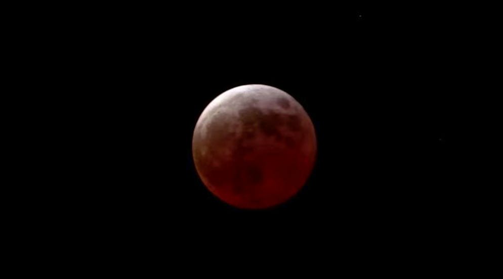 On March 14, the moon shone reddish in many places.