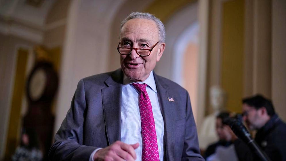 ARCHIV - Der demokratische Minderheitsführer im Senat, Chuck Schumer, spricht mit Reportern. Foto: J. Scott Applewhite/AP/dpa