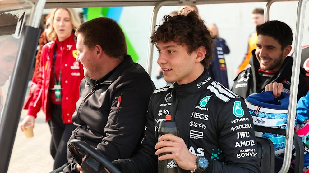 Vier und zwei «halbe» Rookies und ein Rekord-Mann in Rot - Gallery. Andrea Kimi Antonelli nimmt bei Mercedes den Platz von Lewis Hamilton ein. Der Italiener ist der erste Fahrer seit 2007, der sein Debüt direkt in einem Topteam gibt