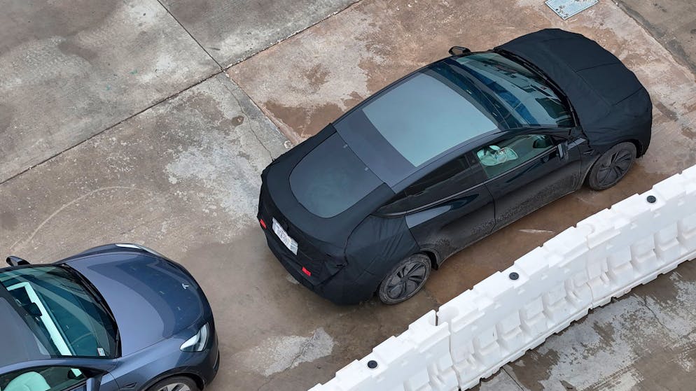 Tesla-Besitzer tarnen ihre Autos. Ein parkiertes Model Y wird in Texas mit Tüchern in eine neue Marke verwandelt.