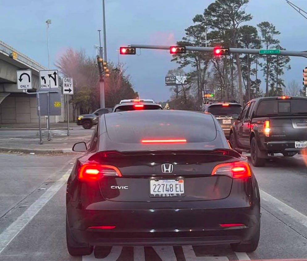 Tesla-Besitzer tarnen ihre Autos. Dieser Tesla kommt als Honda Cvic daher.