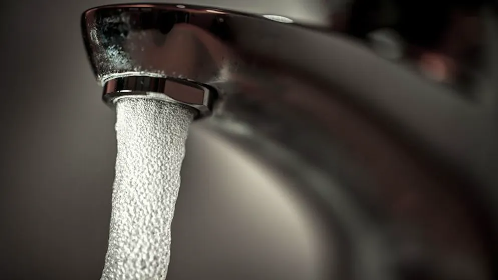 Trinkwasser läuft aus einem Wasserhahn. Durch die Gletscherschmelze würde viel Trinkwasser fehlen.